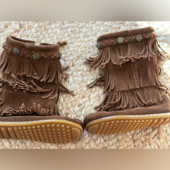 Minnetonka 3-Layer Fringe Bohemian Girls Leather Moccasin Boots Size 10 - Picture 2 of 14